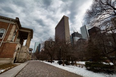 Güzel binalar ve ağaçlar ile Şehir Parkı