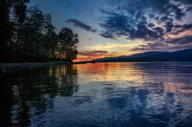 Göl üzerinde sıcak gün batımı
