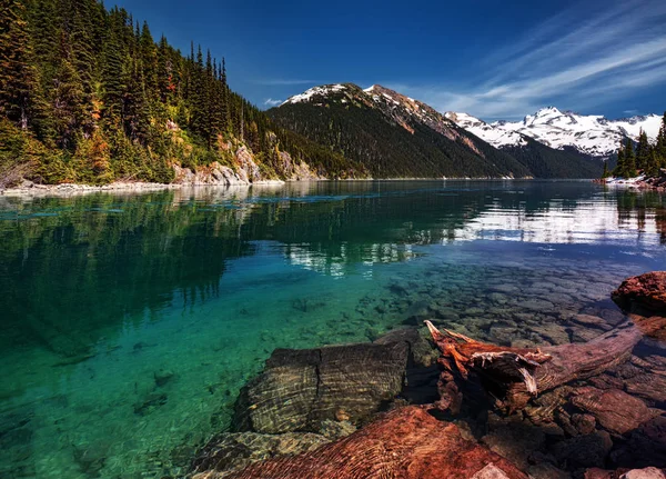 Заснеженные горы и озеро — стоковое фото