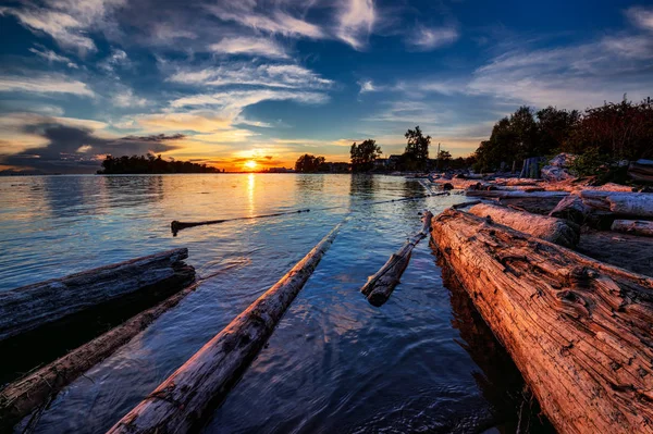 暖かい湖の夕日 — ストック写真