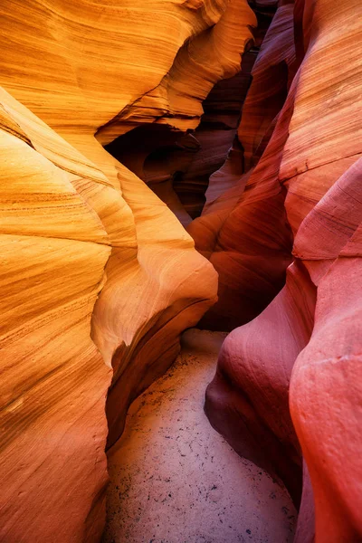 Rocce di arenaria nella parte inferiore di Antelope Canyone — Foto Stock