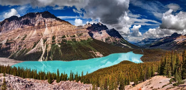 Hermoso lago en las montañas — Foto de Stock