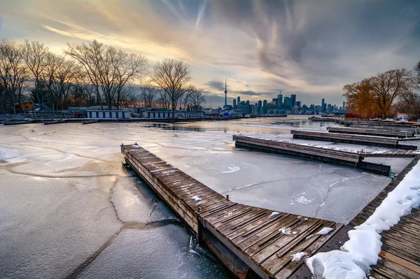 Holzsteg über einem zugefrorenen Stadtpark — Stockfoto