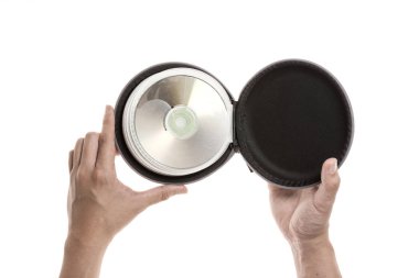 Bir adam elini tut bir cd ile taşınabilir hal.