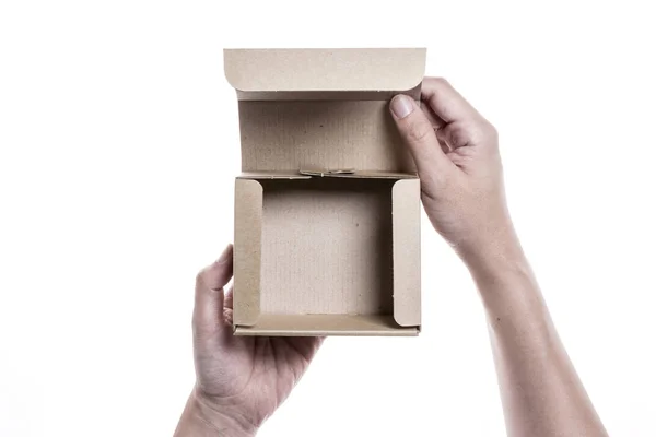 Mão segurar uma caixa de artesanato vazio — Fotografia de Stock
