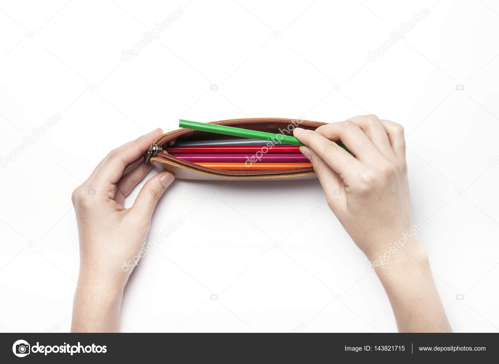 Donna mano mantenere un astuccio in pelle con colore matita isolata bianca — Foto di earlyspring
