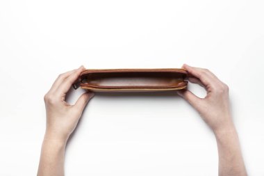 bir deri çanta için renk kalem tutan