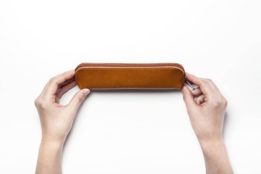 bir deri çanta için renk kalem tutan