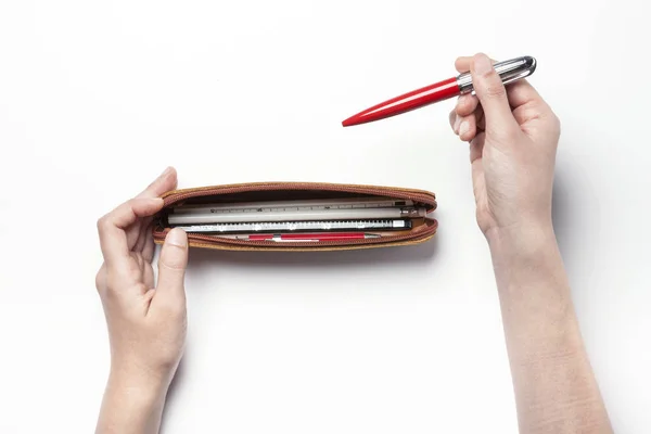 Hålla ett läderfodral för färg penna — Stockfoto
