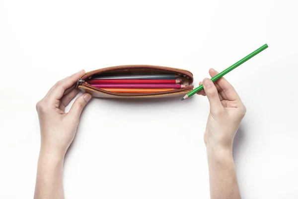 Sosteniendo un estuche de cuero para lápiz de color — Foto de Stock