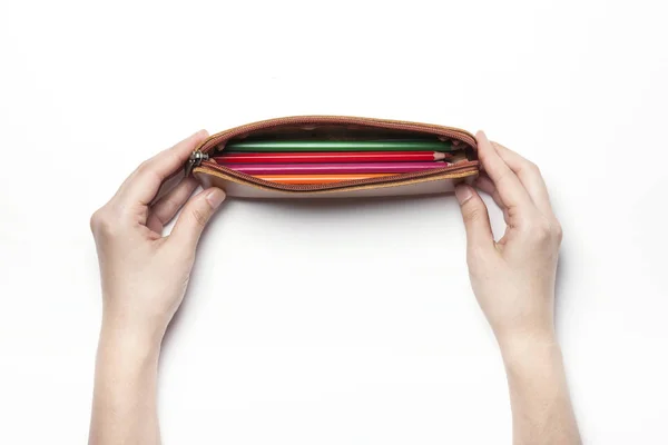 Sosteniendo un estuche de cuero para lápiz de color — Foto de Stock