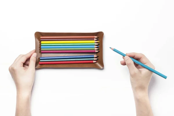 Segurando um lápis com bandeja de couro — Fotografia de Stock