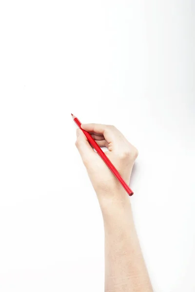 Ręka trzyma farbują ołówek — Zdjęcie stockowe