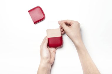 bir namecard sahibi tutan el