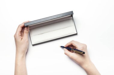 bir deri çanta tutun