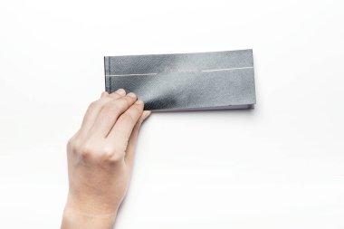 bir broşür holding