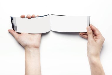 bir broşür holding