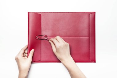 kırmızı deri zarf holding 