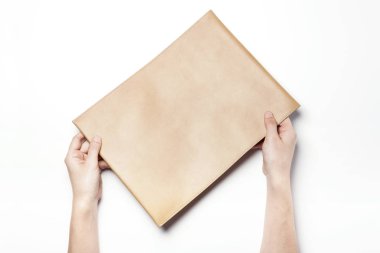 Kırmızı zarf holding