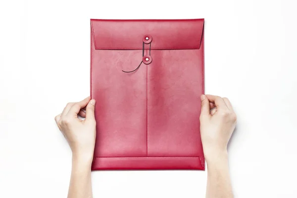 Hålla ett rött läder kuvert — Stockfoto