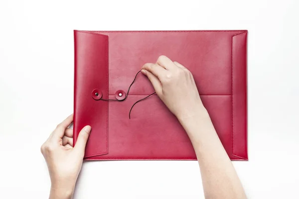 Hålla ett rött läder kuvert — Stockfoto
