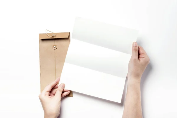 Hålla ett kuvert med brev — Stockfoto