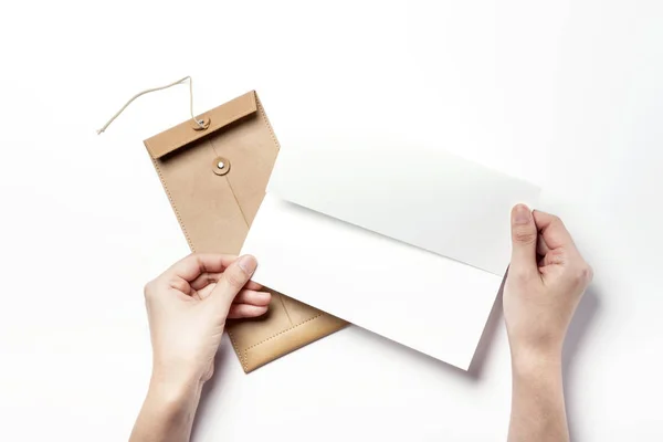 Hålla ett kuvert med brev — Stockfoto