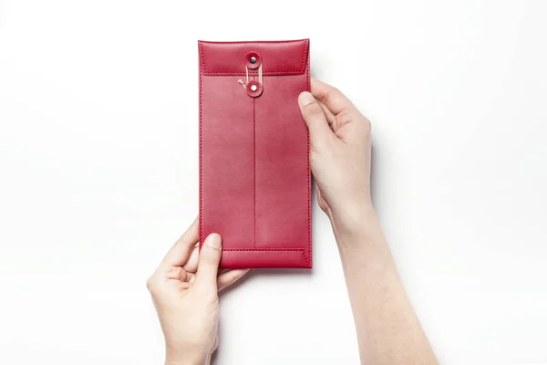 Hålla ett rött kuvert — Stockfoto