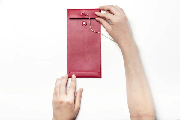 Segurando um envelope vermelho — Fotografia de Stock