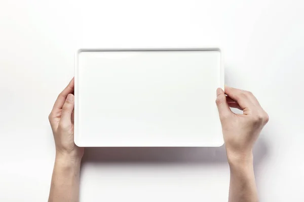 Segurando uma caixa branca — Fotografia de Stock