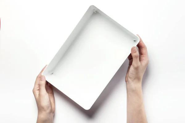 Segurando uma caixa branca — Fotografia de Stock