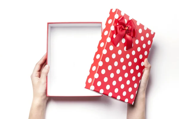 Держа красную подарочную коробку — стоковое фото