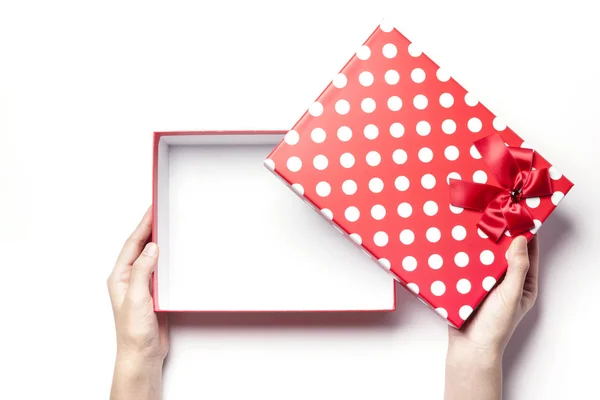 Тримає червону подарункову коробку — стокове фото