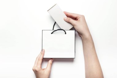 Kağıt alışveriş çantası elinde.