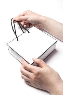 Kağıt alışveriş çantası elinde.