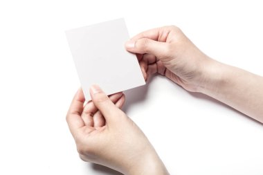 Beyaz bir kartpostal tutarak.