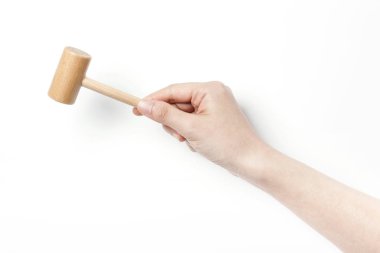 ahşap bir çekiç tutma.