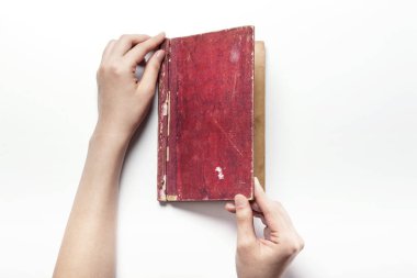 izole bir Asya vintage kitap beyaz holding.