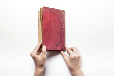 izole bir Asya vintage kitap beyaz holding.