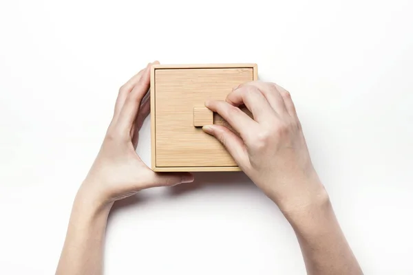 Sosteniendo una caja de bambú — Foto de Stock