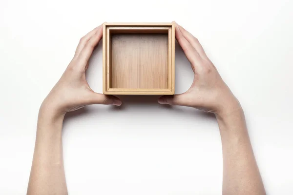 Sosteniendo una caja de bambú — Foto de Stock