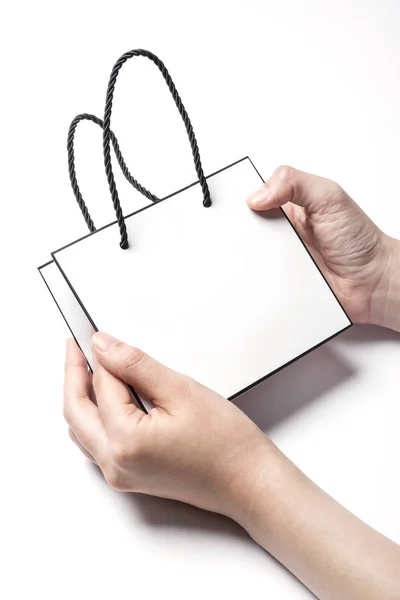 Κρατώντας ένα χαρτί τσάντα για ψώνια. — Φωτογραφία Αρχείου