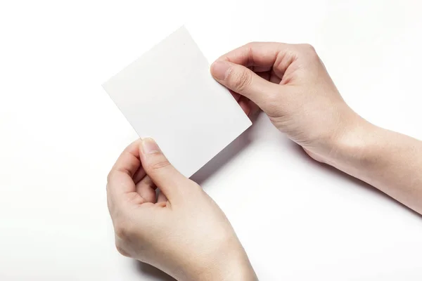 Houden van een witte briefkaart. — Stockfoto