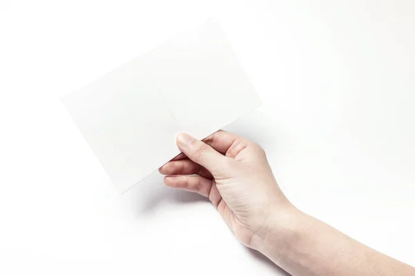 Κρατώντας μια άσπρη καρτ ποστάλ. — Φωτογραφία Αρχείου