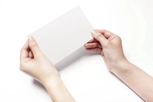 Houden van een witte briefkaart. — Stockfoto