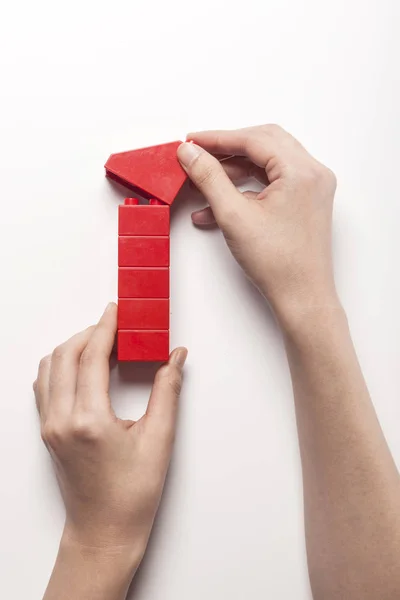Sosteniendo un bloque rojo (uno, premio, ganador ) — Foto de Stock