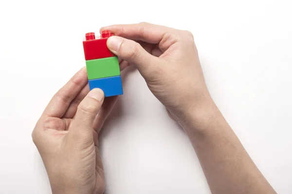 Segurando uma cor preta, brinquedo — Fotografia de Stock