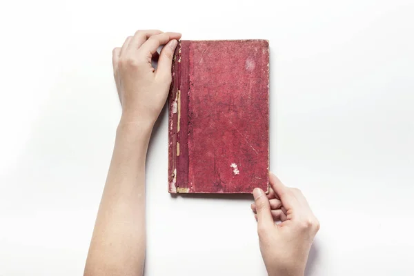 Sosteniendo un asiático vintage libro aislado blanco . — Foto de Stock