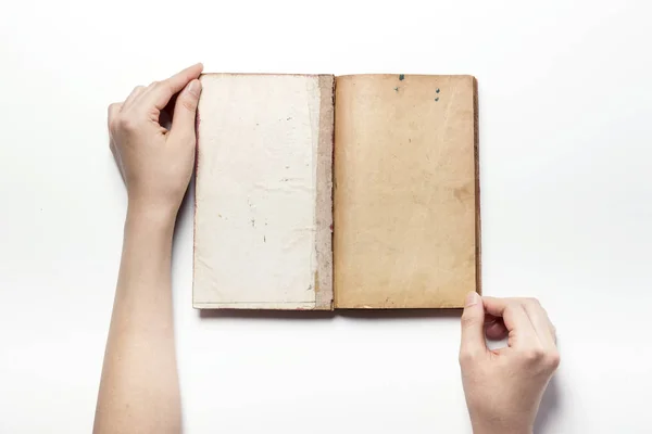 Sosteniendo un asiático vintage libro aislado blanco . — Foto de Stock