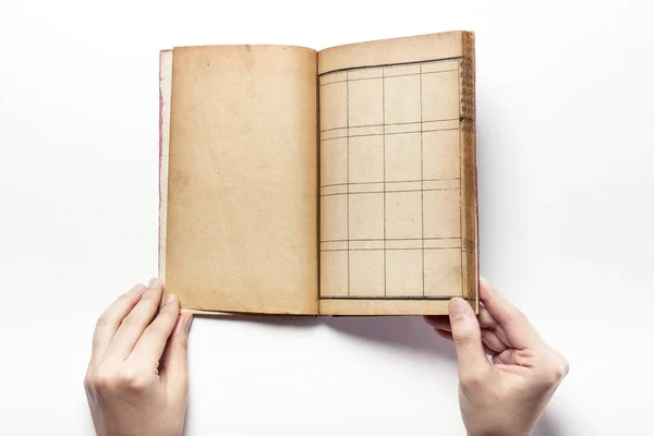 Тримає азіатську старовинну книгу ізольовані білі . — стокове фото
